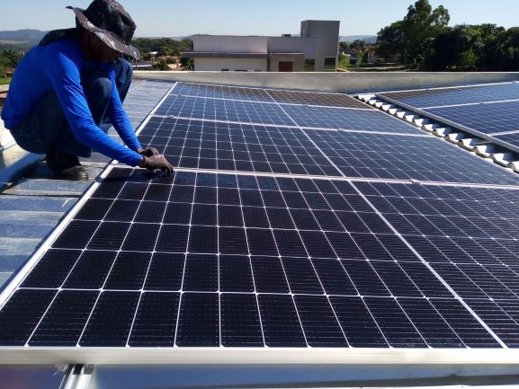 Instalação de Energia Solar em Telhado Metálico em Trindade